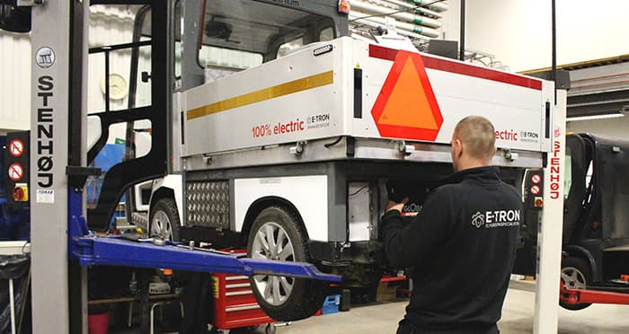 Service och reparation av elfordon